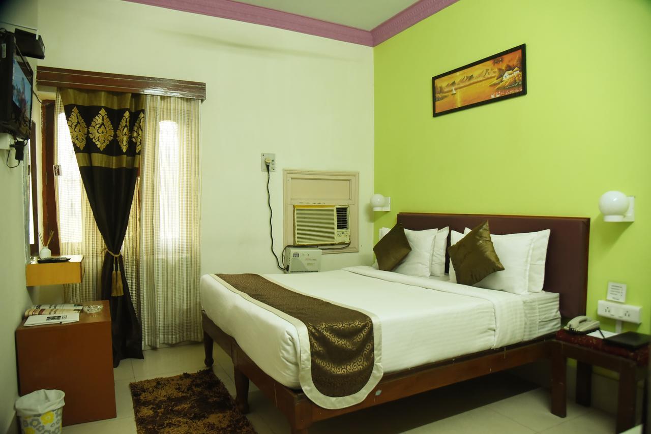 Rnb Select Vijay Delux Sultānpur Exterior photo