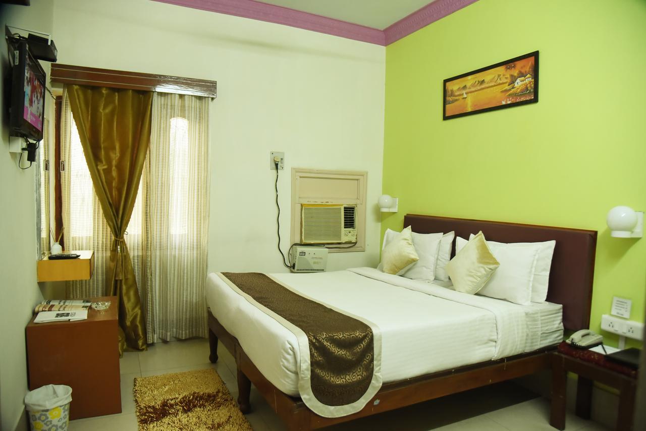 Rnb Select Vijay Delux Sultānpur Exterior photo