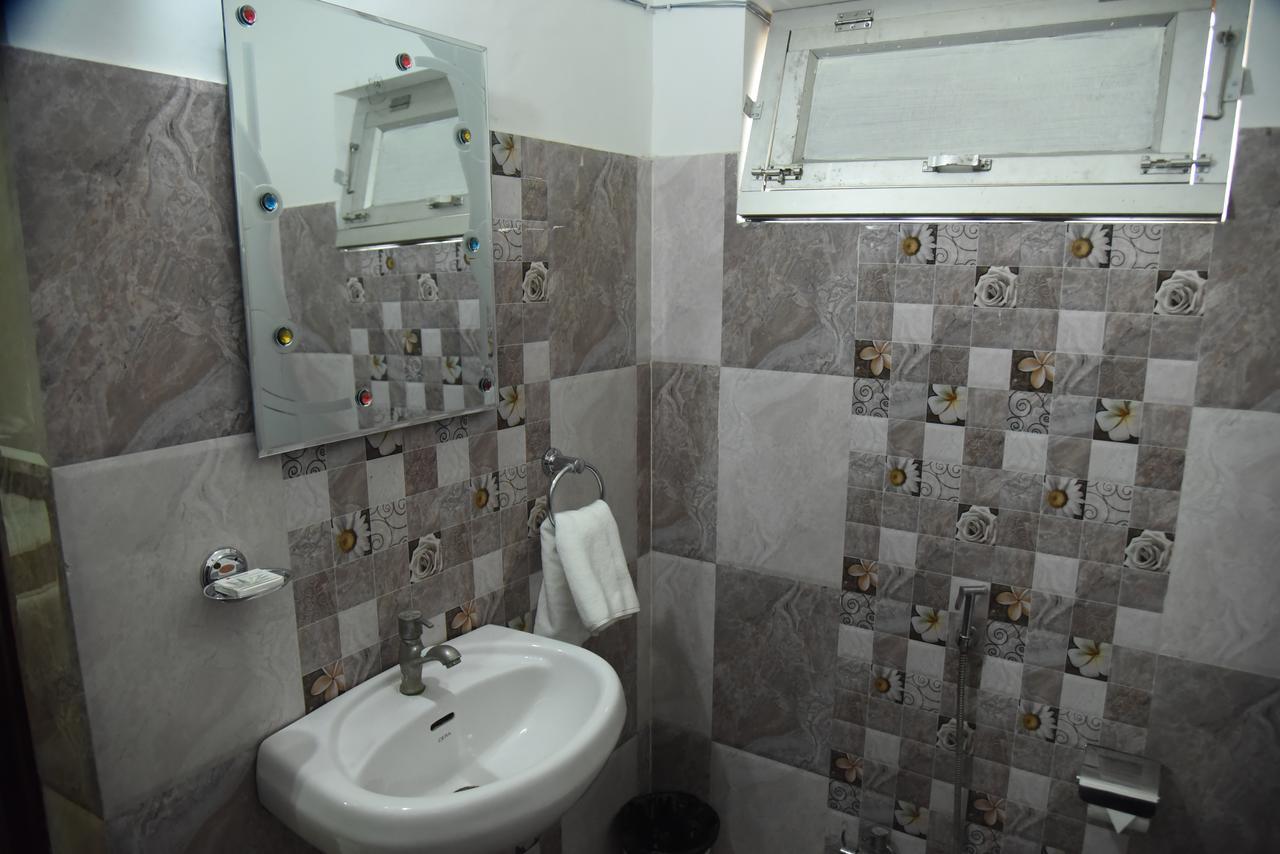 Rnb Select Vijay Delux Sultānpur Exterior photo