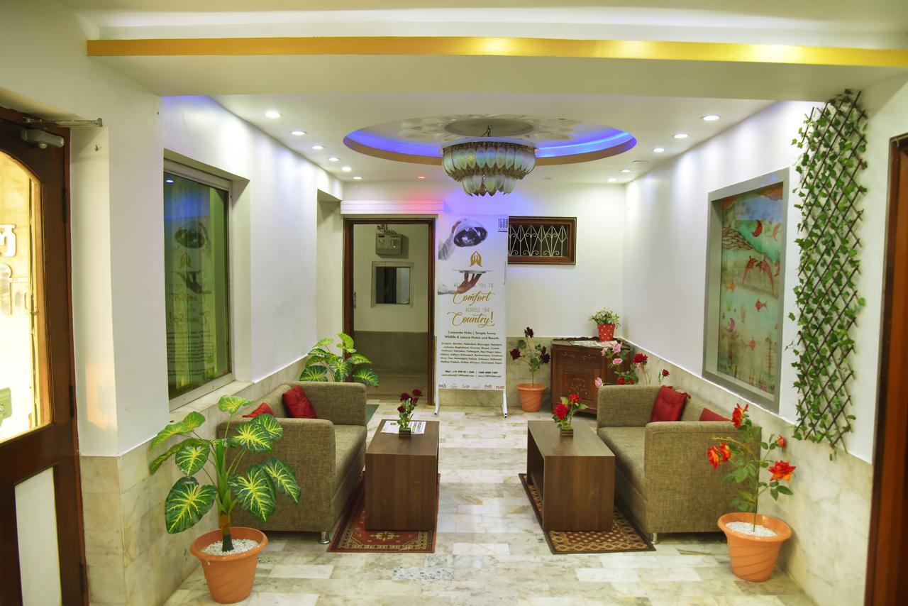 Rnb Select Vijay Delux Sultānpur Exterior photo